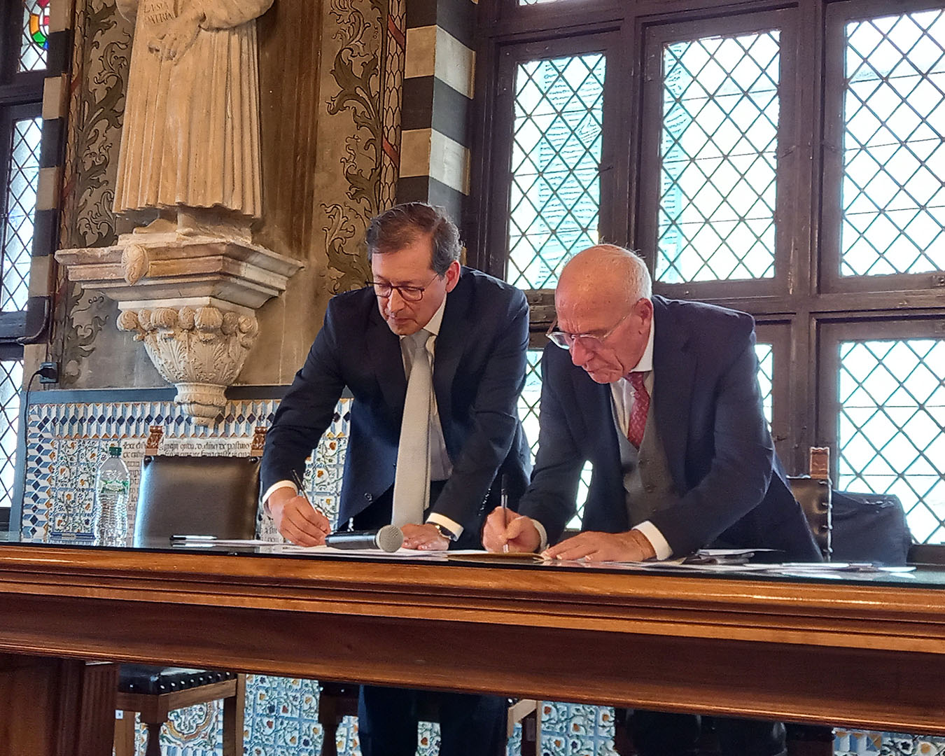 La firma dell’Accordo tra l’Università Autonoma del Cile (Vicerettore Iván Suazo Galdames) e Fondazione Casa America ETS (Roberto Speciale)